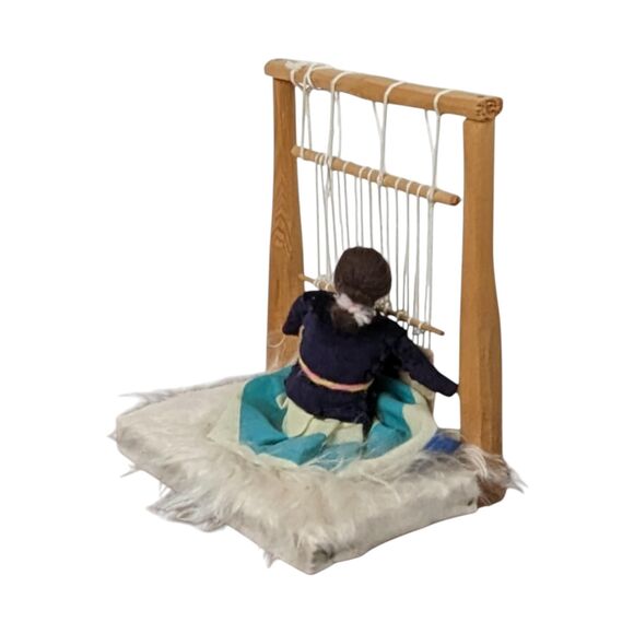 Vintage Navajo Weaver Woman Figurine: Southwestern Native American Art - Picture 4 of 7